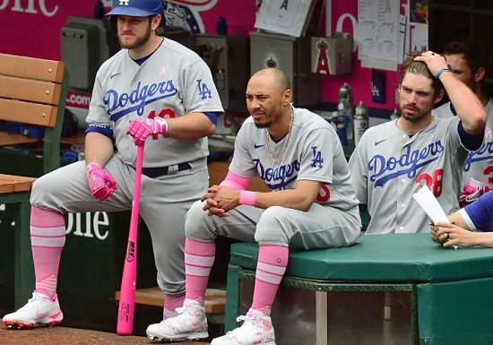 The Dodgers and their mothers on Mother's Day.