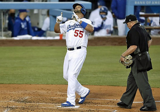 Tio Albert Hugs Chris Taylor Los Angeles Dodgers Shirt